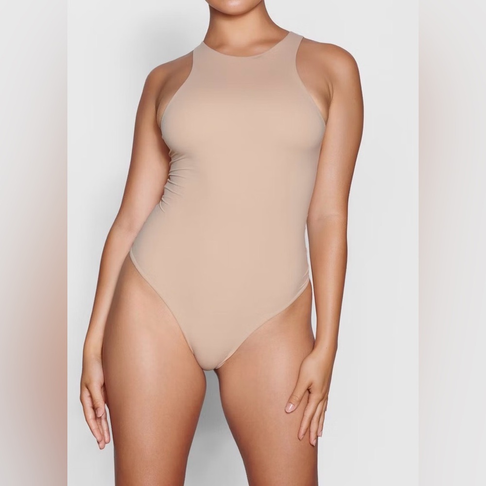 SKIMS Fits Everybody High Neck Bodysuit Size M in Clay